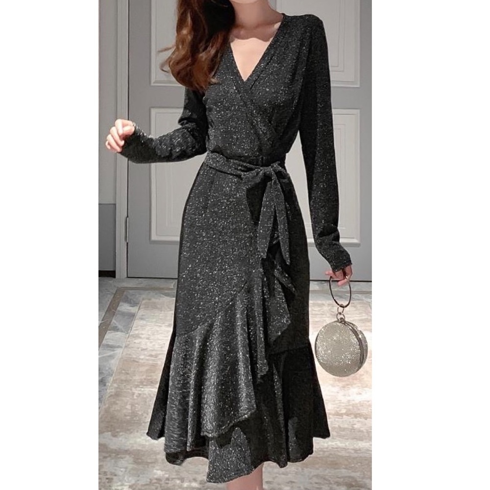 QUEENIA Long Sleeve Silver/Black Metallic Ruffle Midi Dress Sz. M - NWT